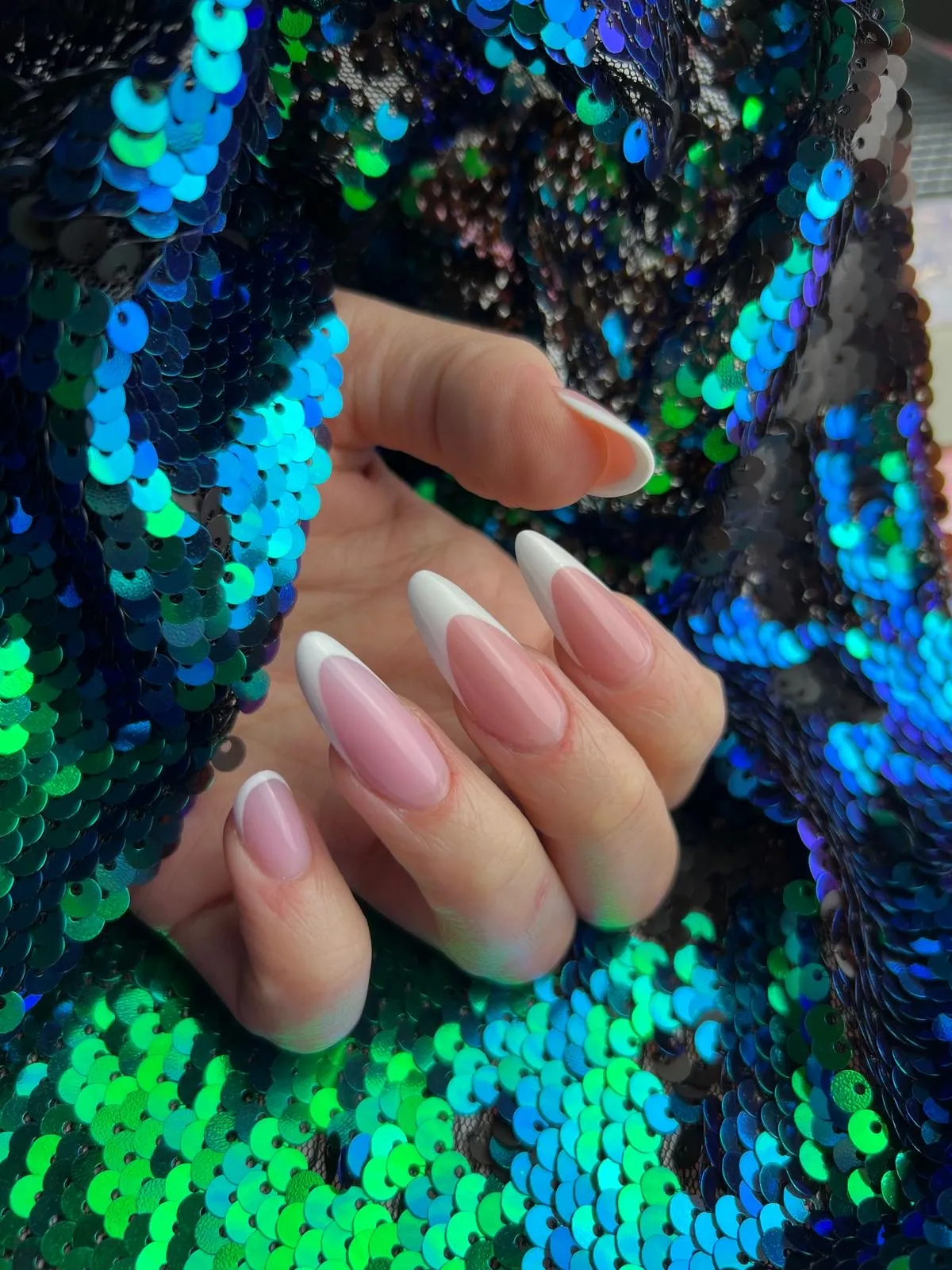 Klasyczny francuski manicure na migdałowych paznokciach