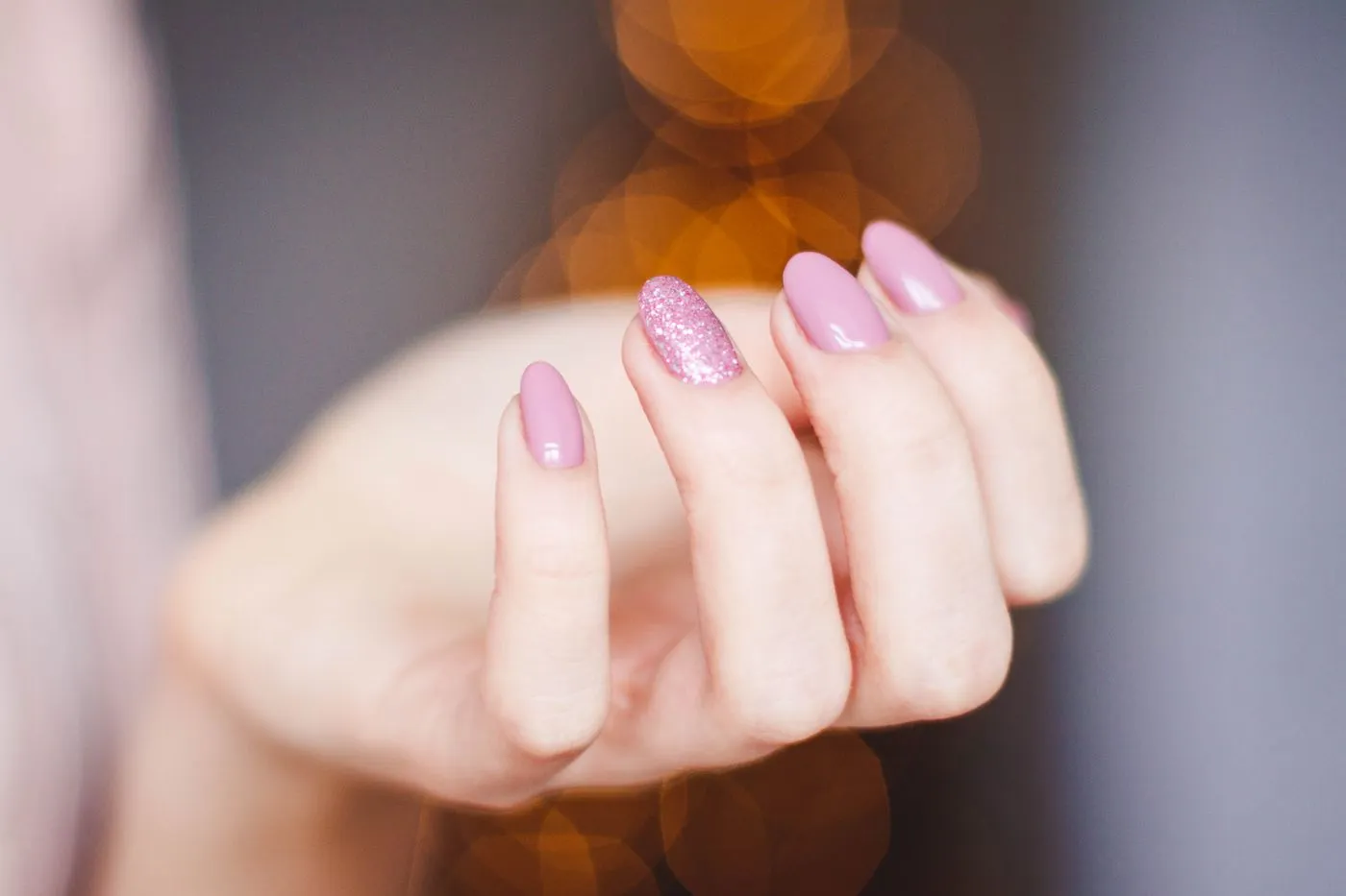 Francuski manicure w nowoczesnej, cienkiej linii