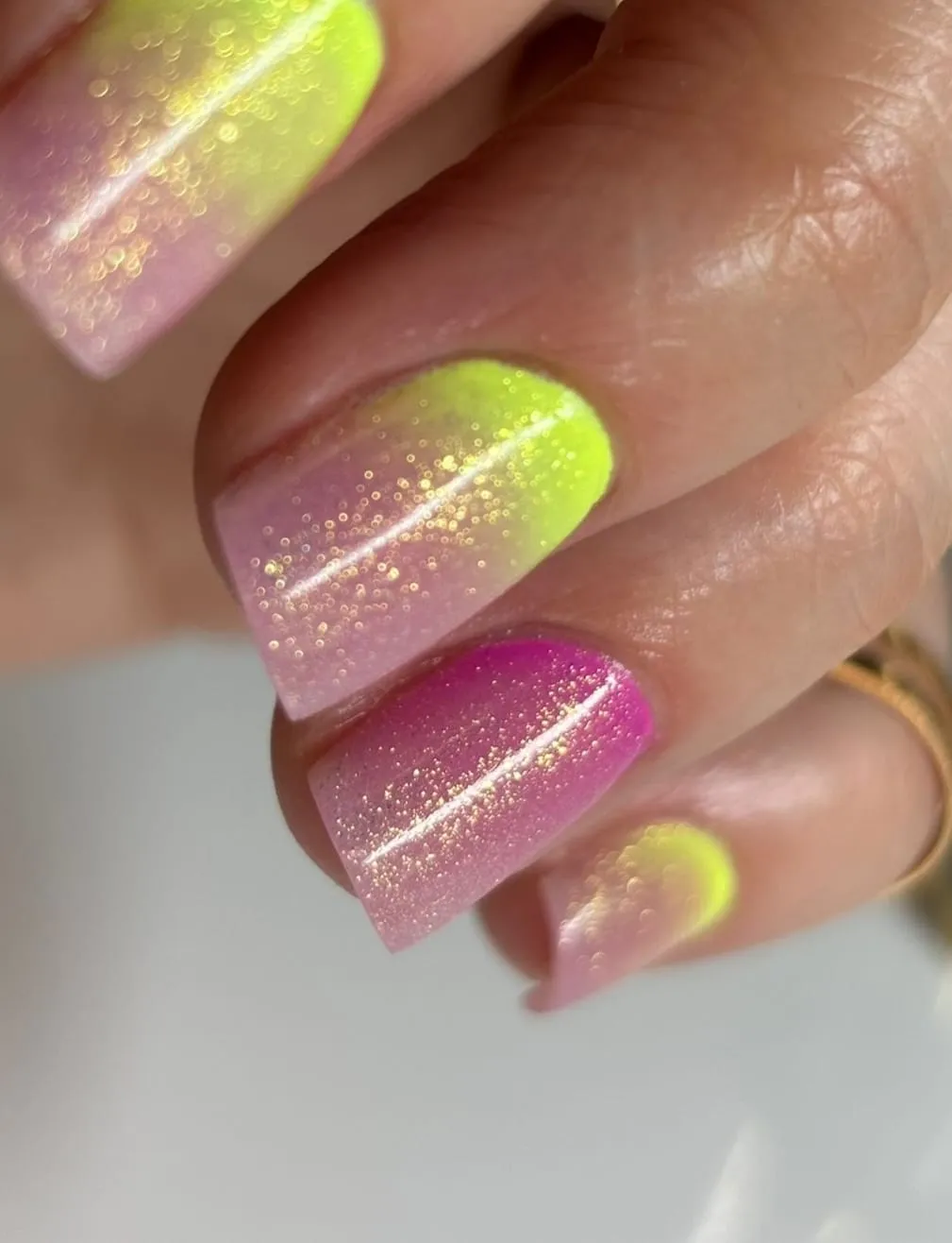 Kwadratowe paznokcie z neonowym ombre w różu i limonce, z drobinkami brokatu